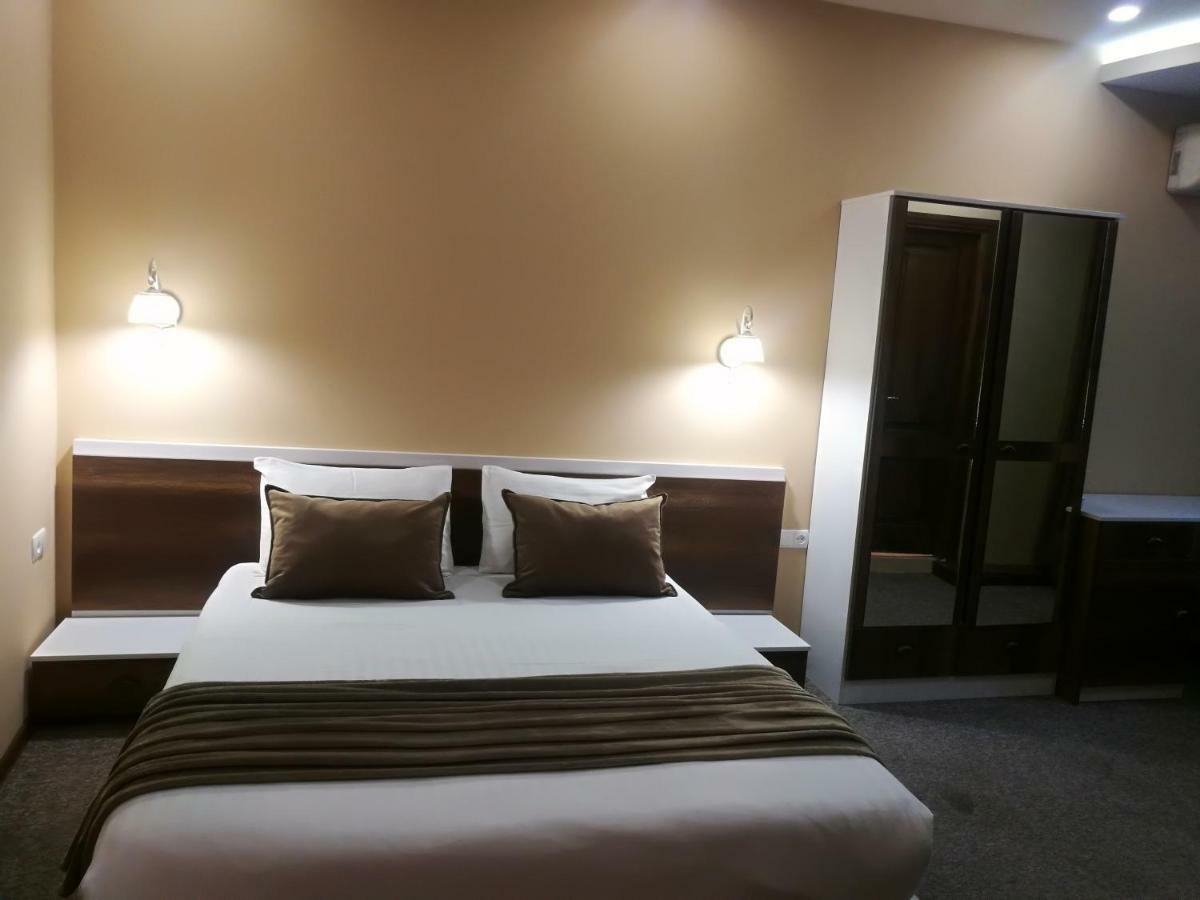 Hotel Diplomat Tbilisi Buitenkant foto