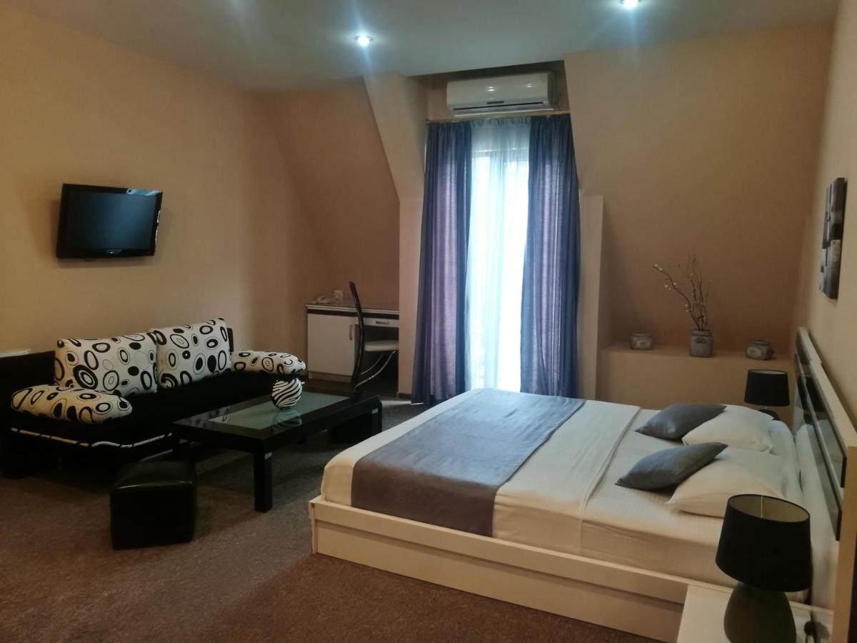 Hotel Diplomat Tbilisi Buitenkant foto