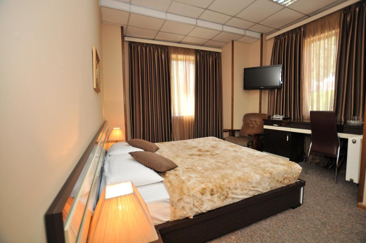 Hotel Diplomat Tbilisi Buitenkant foto